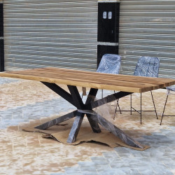 Grande table en bois noyé