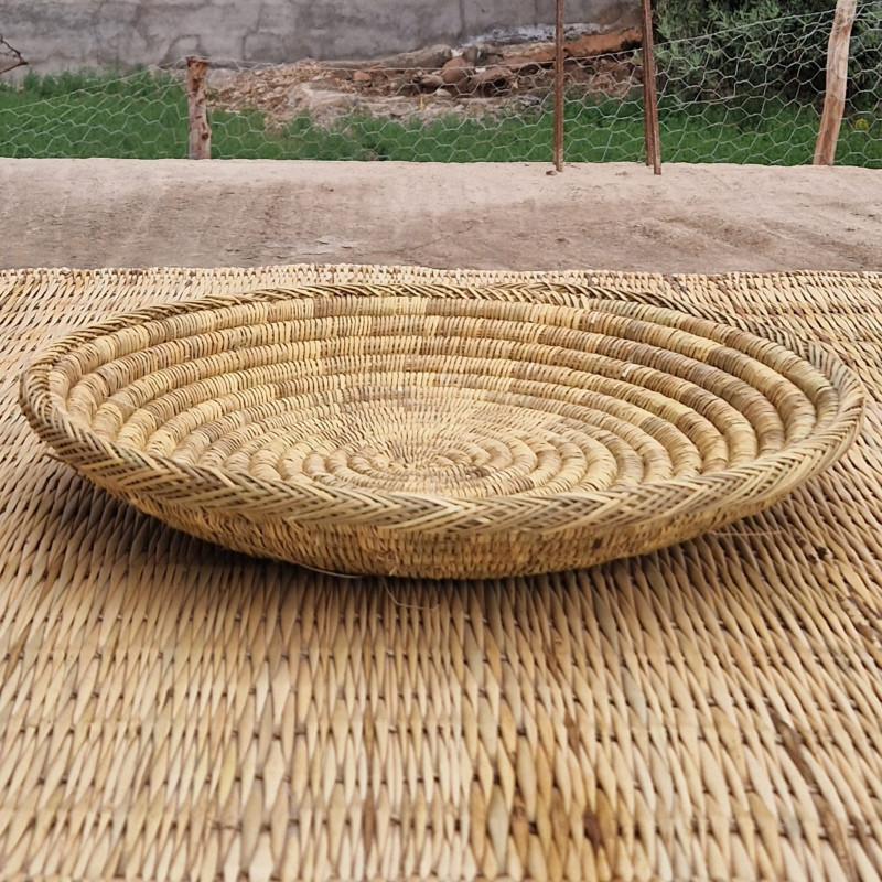 Assiette beige en feuille de palmiers tressées