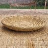 Assiette beige en feuille de palmiers tressées